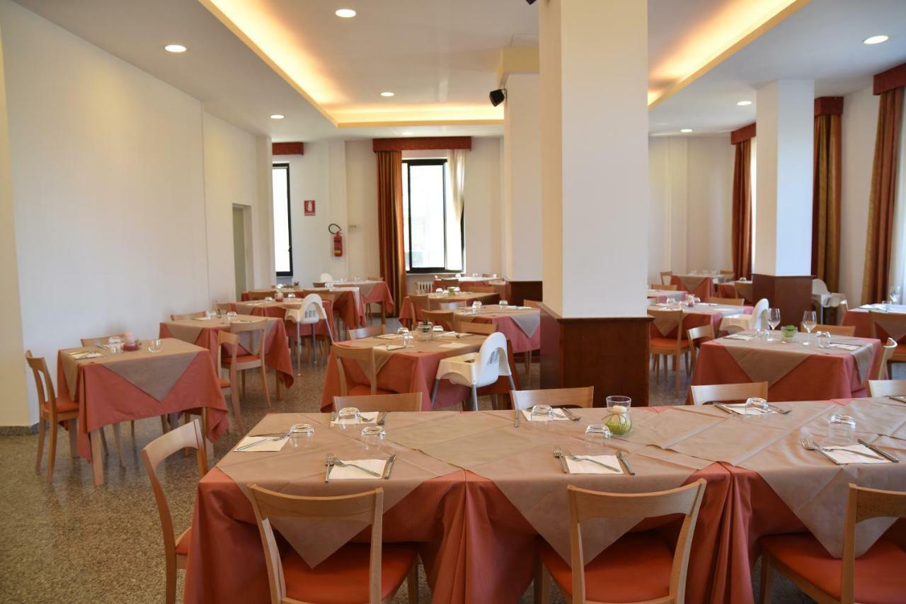 Hotel Excelsior Монтесильвано Экстерьер фото