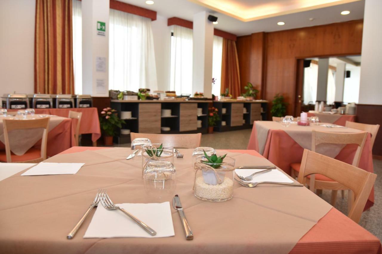 Hotel Excelsior Монтесильвано Экстерьер фото
