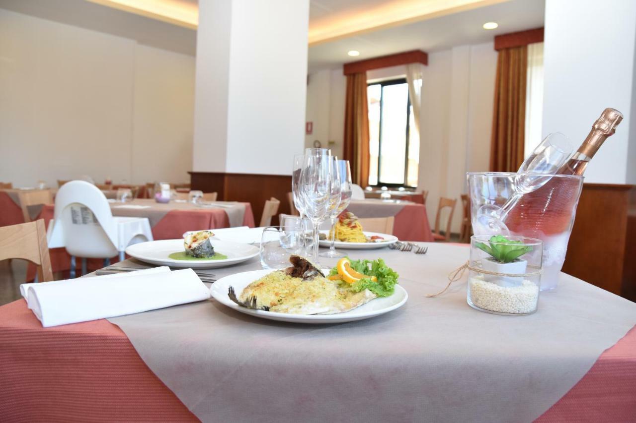 Hotel Excelsior Монтесильвано Экстерьер фото