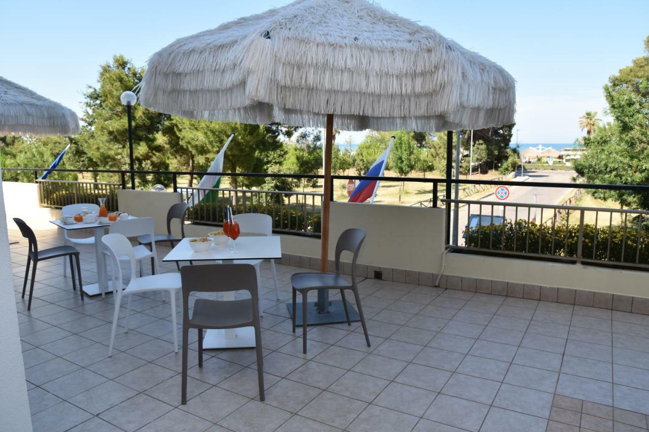Hotel Excelsior Монтесильвано Экстерьер фото